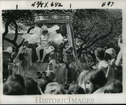 1977 Crowd Greets King Okeanos at Krewe of Okeanos Parade - Historic Images