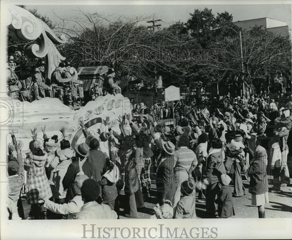 1978 Crowd Begs for Beads at Krewe of Okeanos Parade at Mardi Gras - Historic Images