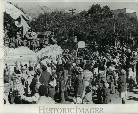 1978 Crowd Begs for Beads at Krewe of Okeanos Parade at Mardi Gras - Historic Images