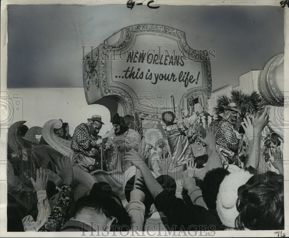 1973 Revelers Reach for Throws from Krewe of Okeanos Parade Float - Historic Images