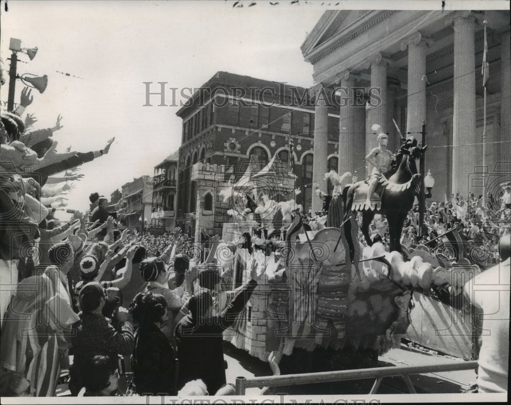 1971 Pageant of Pro Bono Publico Passes Gallier Hall at Mardi Gras - Historic Images