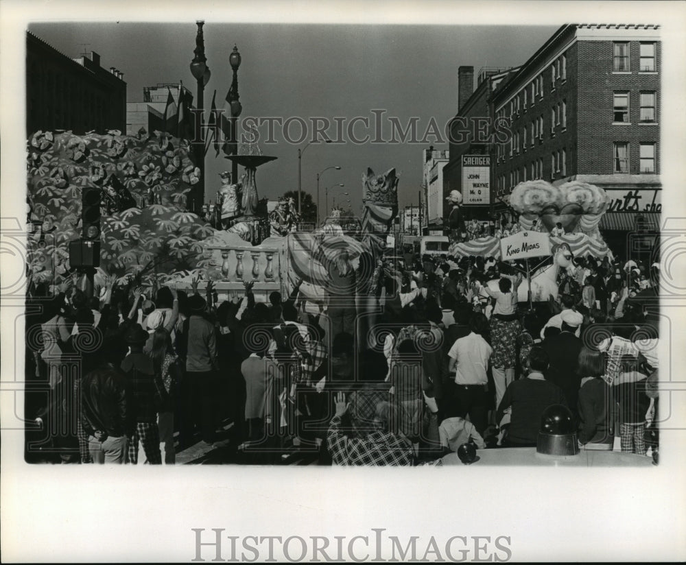 1974 Okeanos parade floats pass by the crowds on Mardi Gras - Historic Images