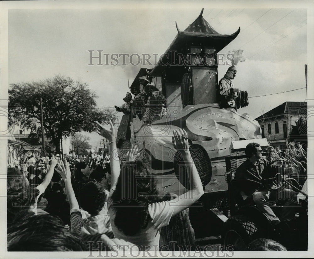 1975 Japan inspired Okeanos Mardi Gras Parade float in New Orleans - Historic Images