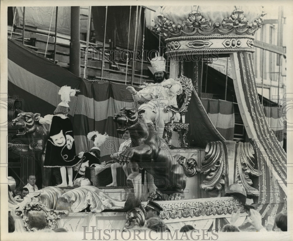 1973 Okeanos parade king on his throne float on Mardi Gras - Historic Images