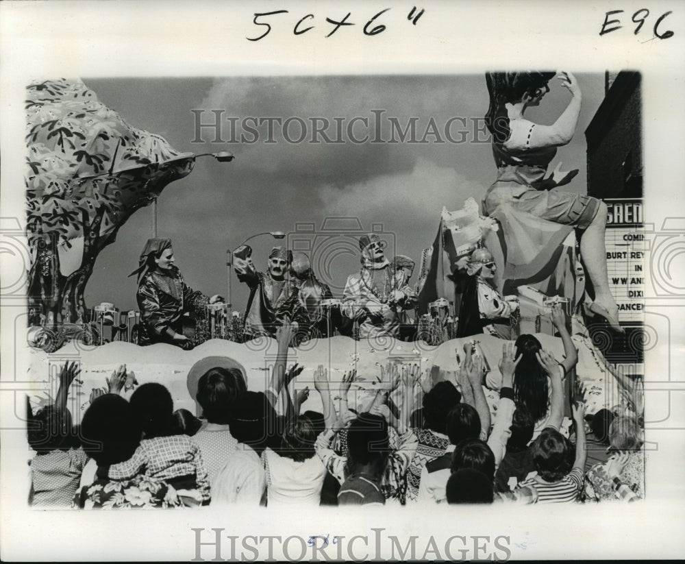 1975 Maskers on Okeanos Mardi Gras Parade float throw crowd favors - Historic Images