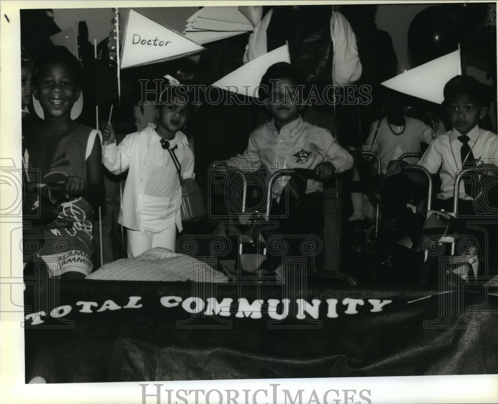 1995 Kids ride in the Krewe of Plaza Kid&#39;s Club Parade on Mardi Gras - Historic Images