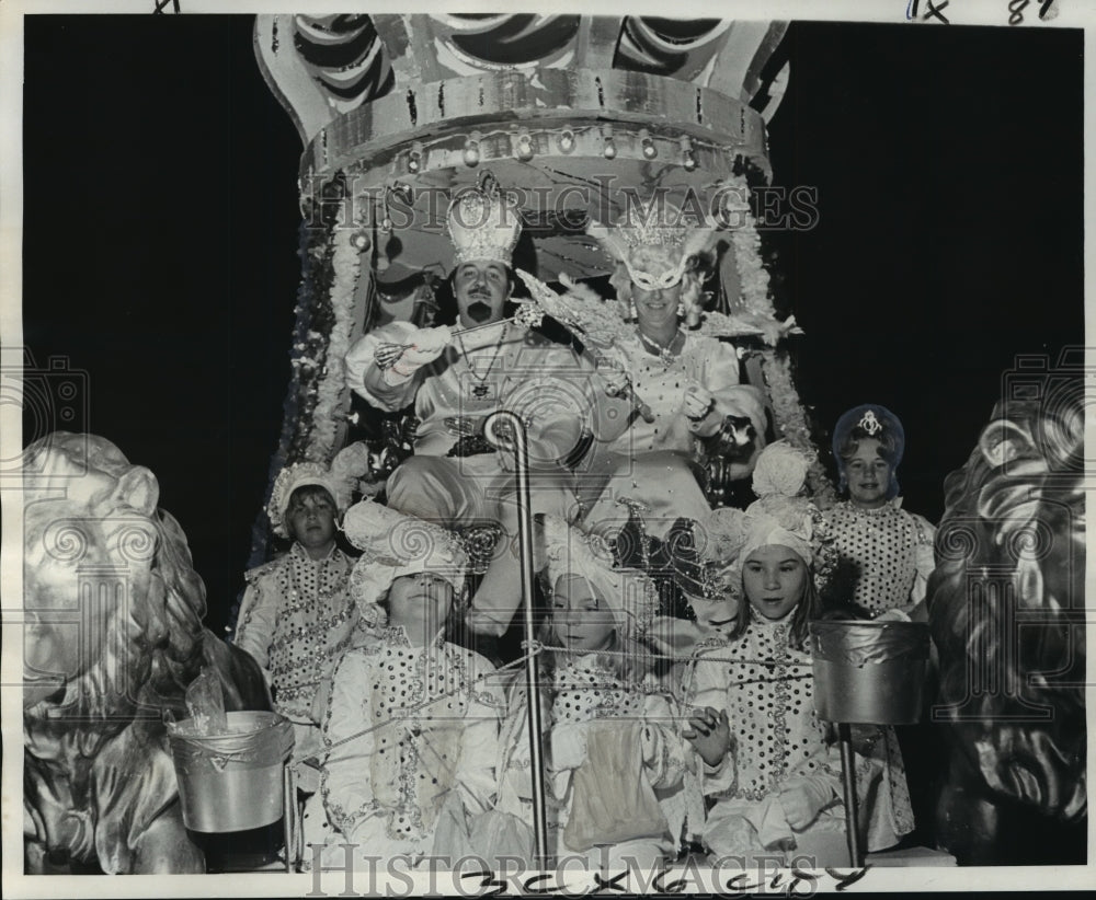 1975 Phoenix Royalty bask in the Mardi Gras parade&#39;s glow - Historic Images