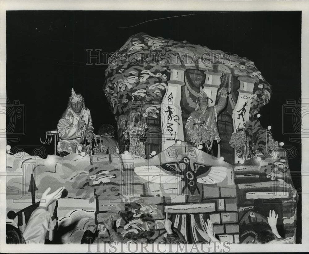 1975 New Orleans, Phoenix Mardi Gras Parade float  - Historic Images