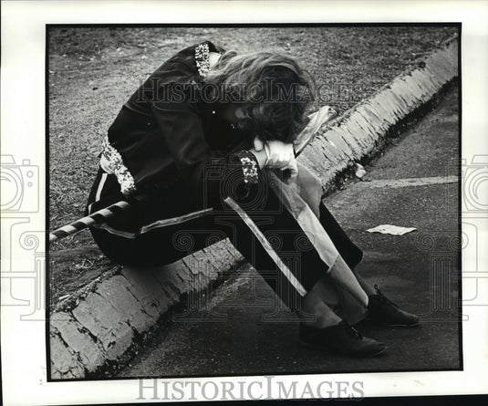 1986 Marcher Kim May, rests before Pontchartrain Mardi Gras parade - Historic Images