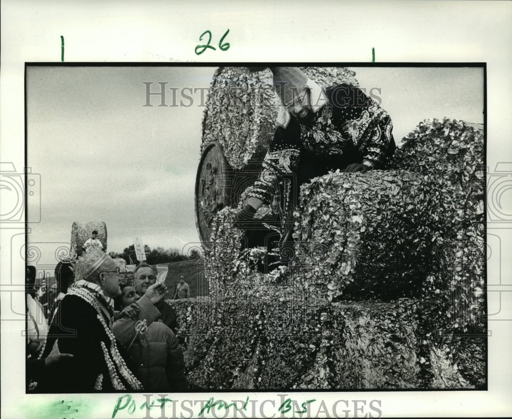 1988 Captain of Ponchartrain greets King and Queen of Lutheran - Historic Images