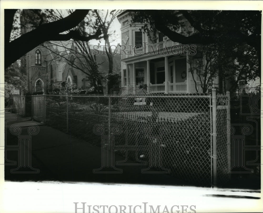 1994 New Orleans house displays Mardi Gras decorations  - Historic Images