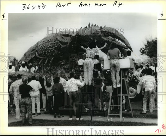 1989 Crowds cheer the Mr. Mug Bug float of the Pontchartrain parade - Historic Images