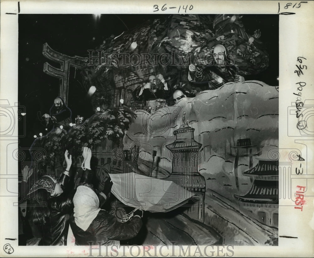 1978 New Orleans crowds brave rain at the Pegasus Mardi Gras Parade - Historic Images