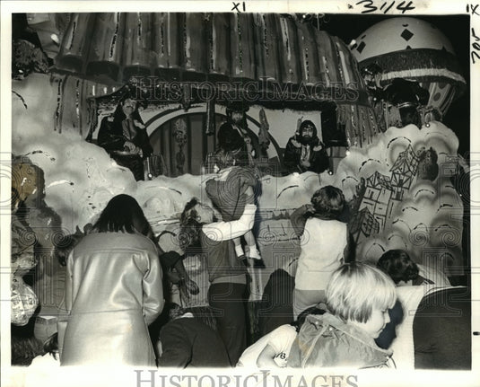1979 Press Photo Child receives doubloon at the Krewe of Pegasus parade - Historic Images