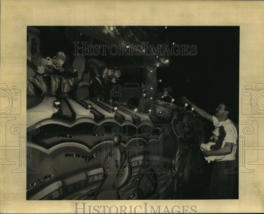 1992 Warren Frey and his son watch the Pegasus parade on Mardi Gras - Historic Images