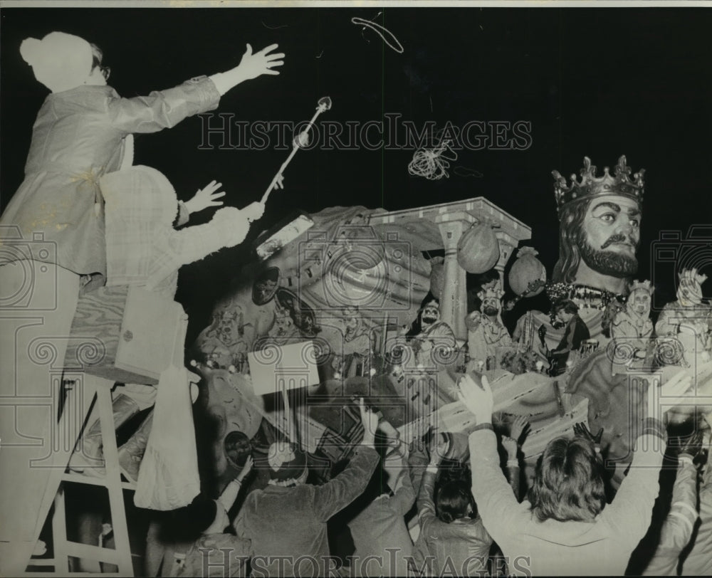 1980 Beads are thrown off king float in Pegasus - Historic Images