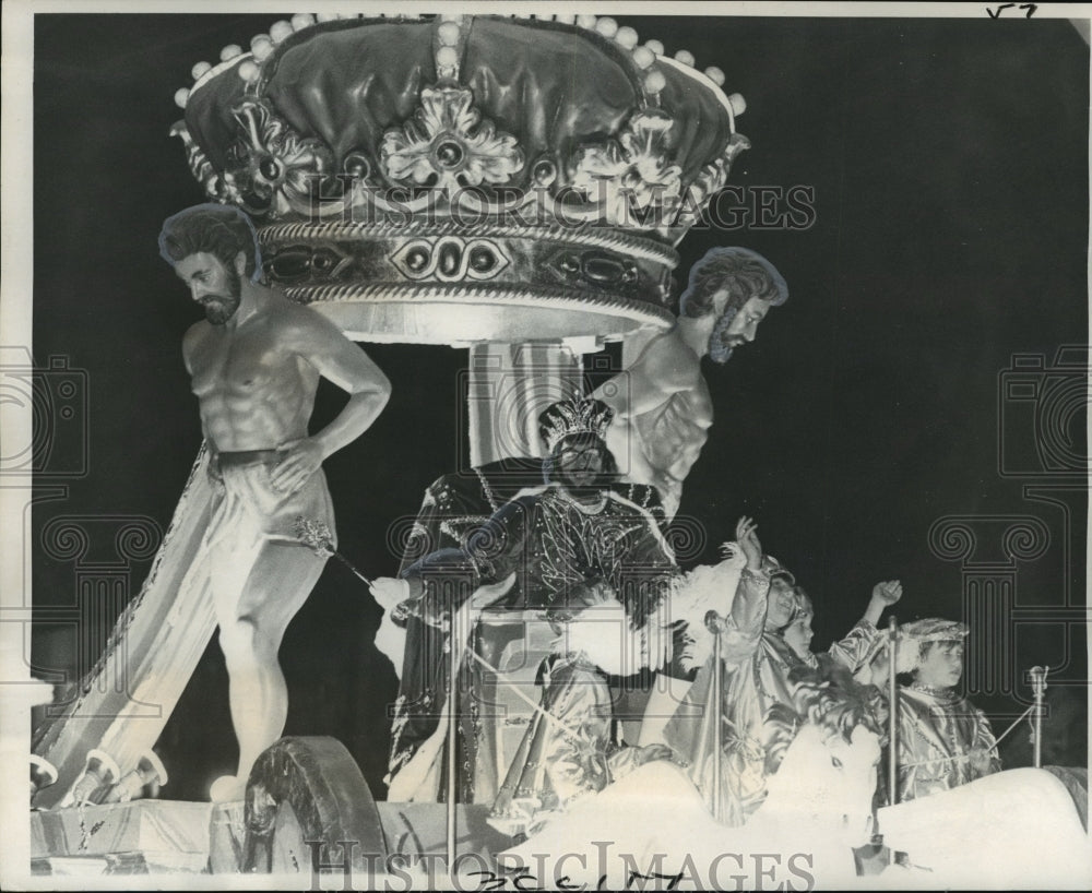 1973 King of Pegasus Ray Bentin waves at the Mardi Gras Parade - Historic Images