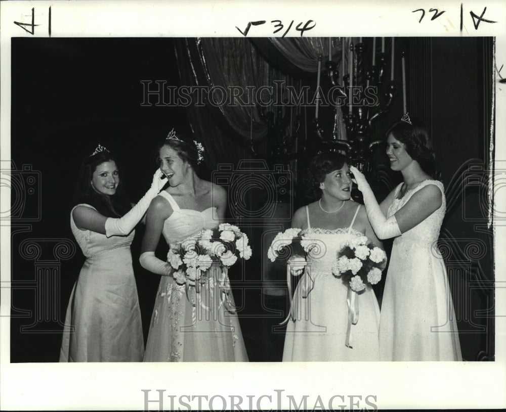 1980 Press Photo Carnival Ball-Maids prepare for presentation at Ball. - Historic Images