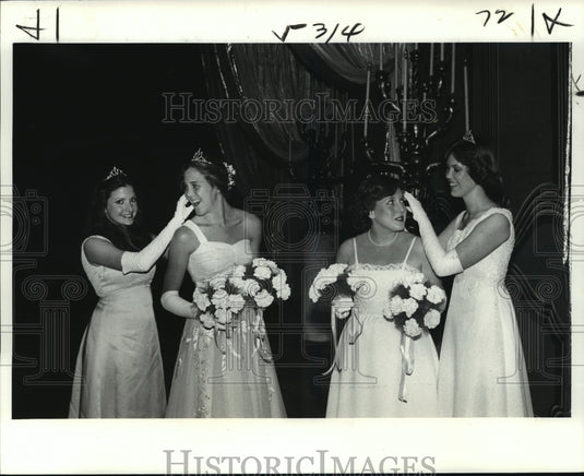 1980 Press Photo Carnival Ball-Maids prepare for presentation at Ball. - Historic Images