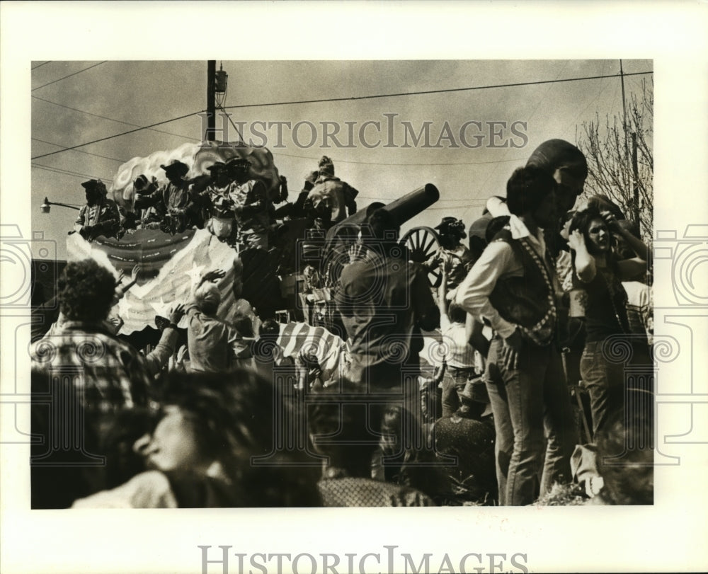 1980 Carnival Parade Crowds reach out to float in Argus Parade. - Historic Images