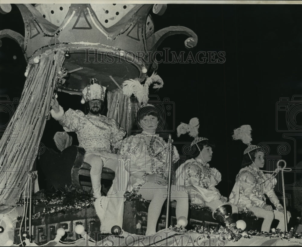 1974 Carnival Parade - Historic Images