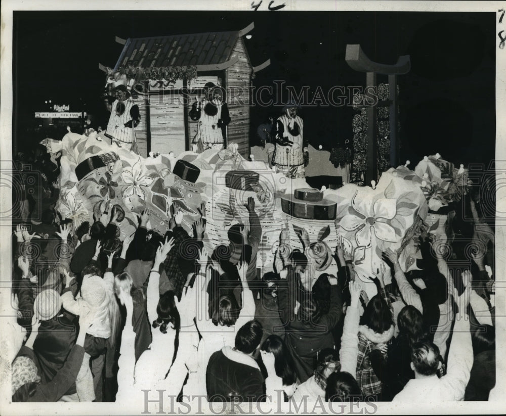 1970 Press Photo Carnival Parade-Parade watchers reach for trinkets from Argus. - Historic Images