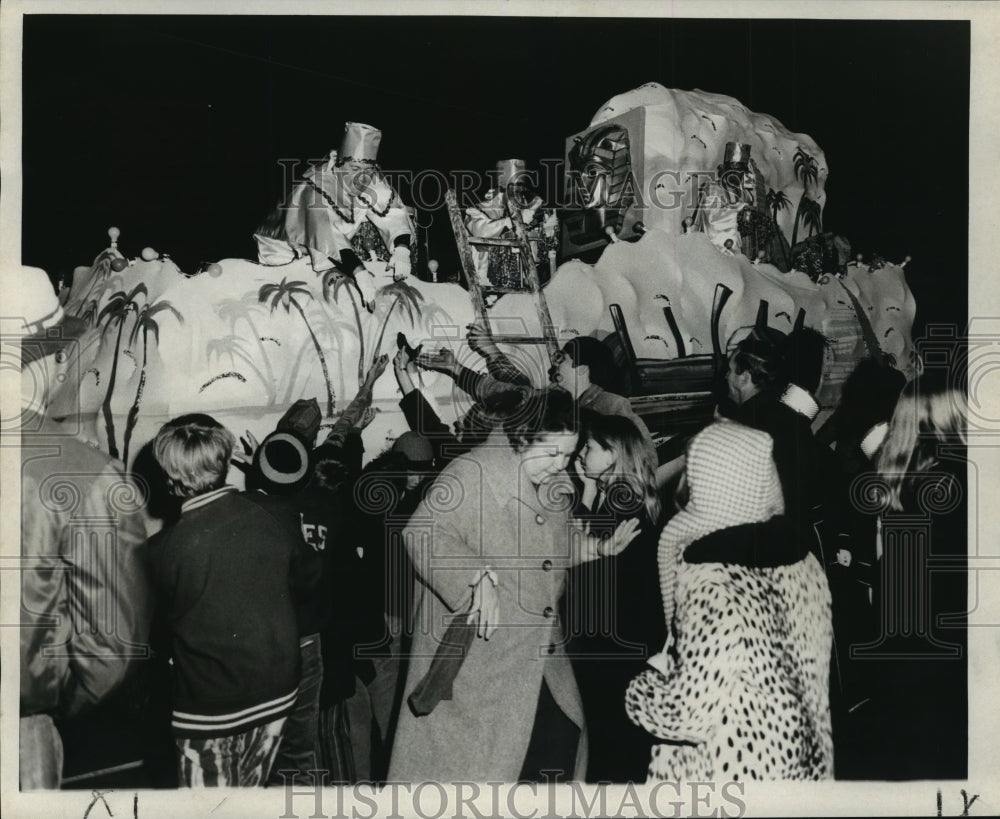 1971 Carnival Parade - Historic Images