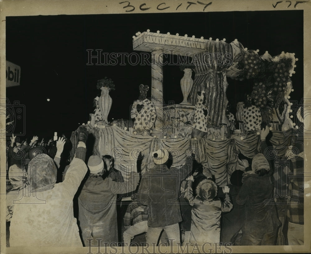 1972 Carnival Parade - Historic Images