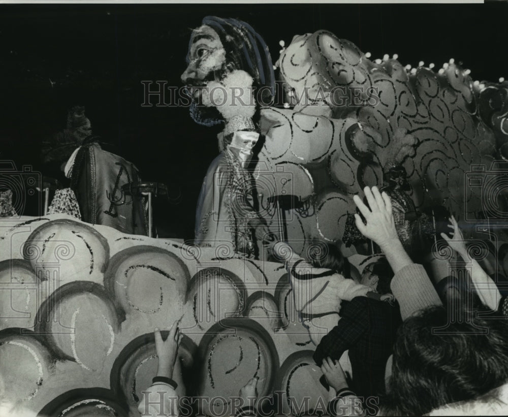 1973 Press Photo Carnival Parade-Tough competition for doubloons averted by tot. - Historic Images