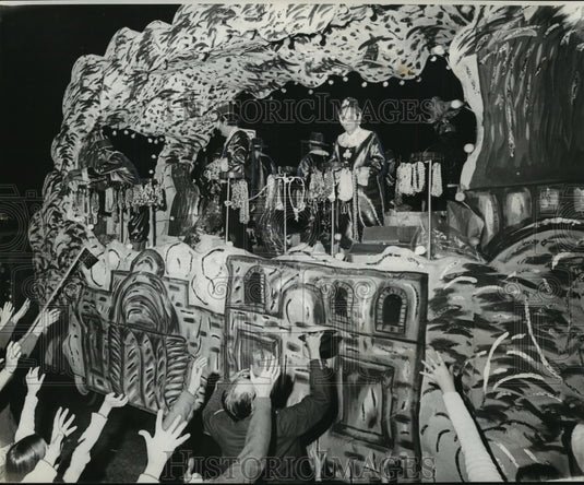 1973 Carnival Parade - Historic Images