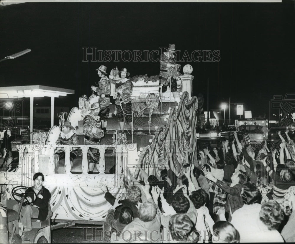 1973 Carnival Parade - Historic Images