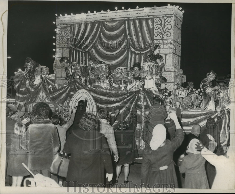 1970 Carnival Parade Crowds reach out to float in Amor Parade. - Historic Images