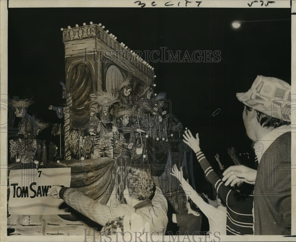 1971 Carnival Parade - Historic Images