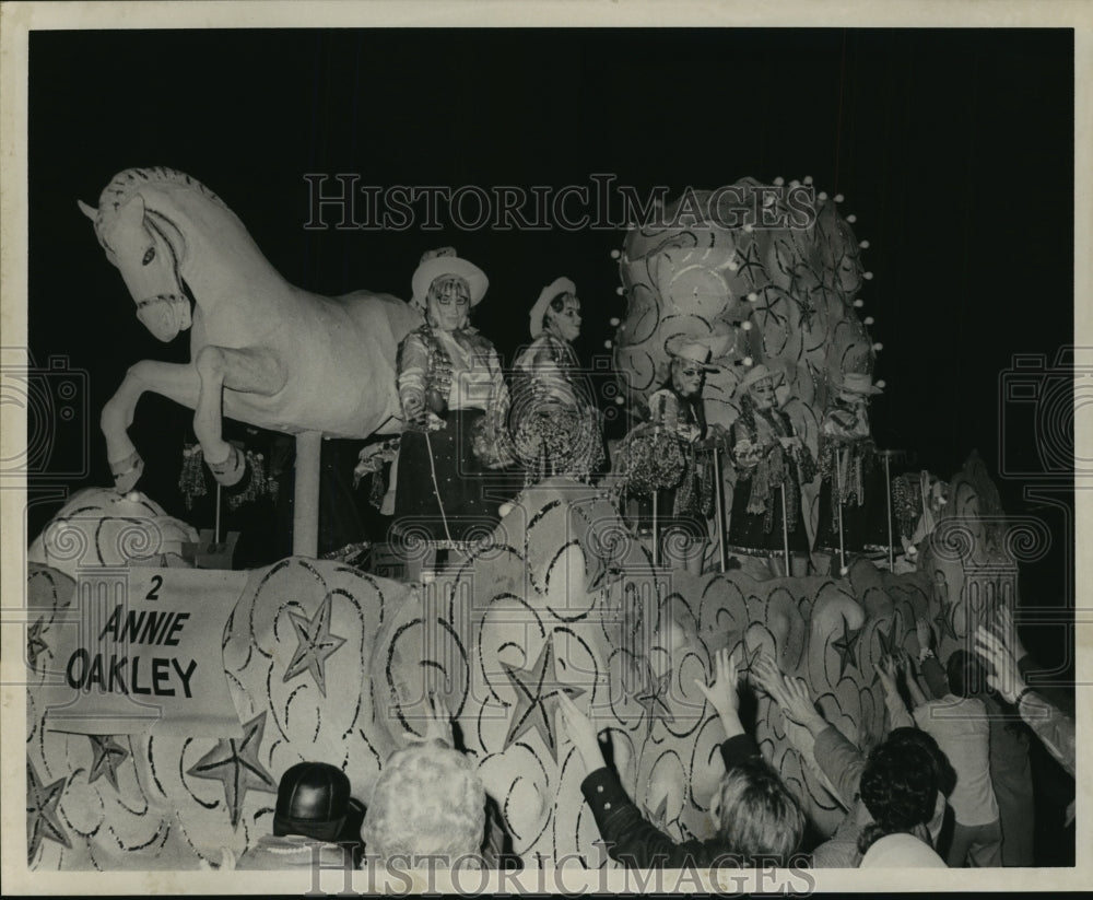 1971 Carnival Parade - Historic Images