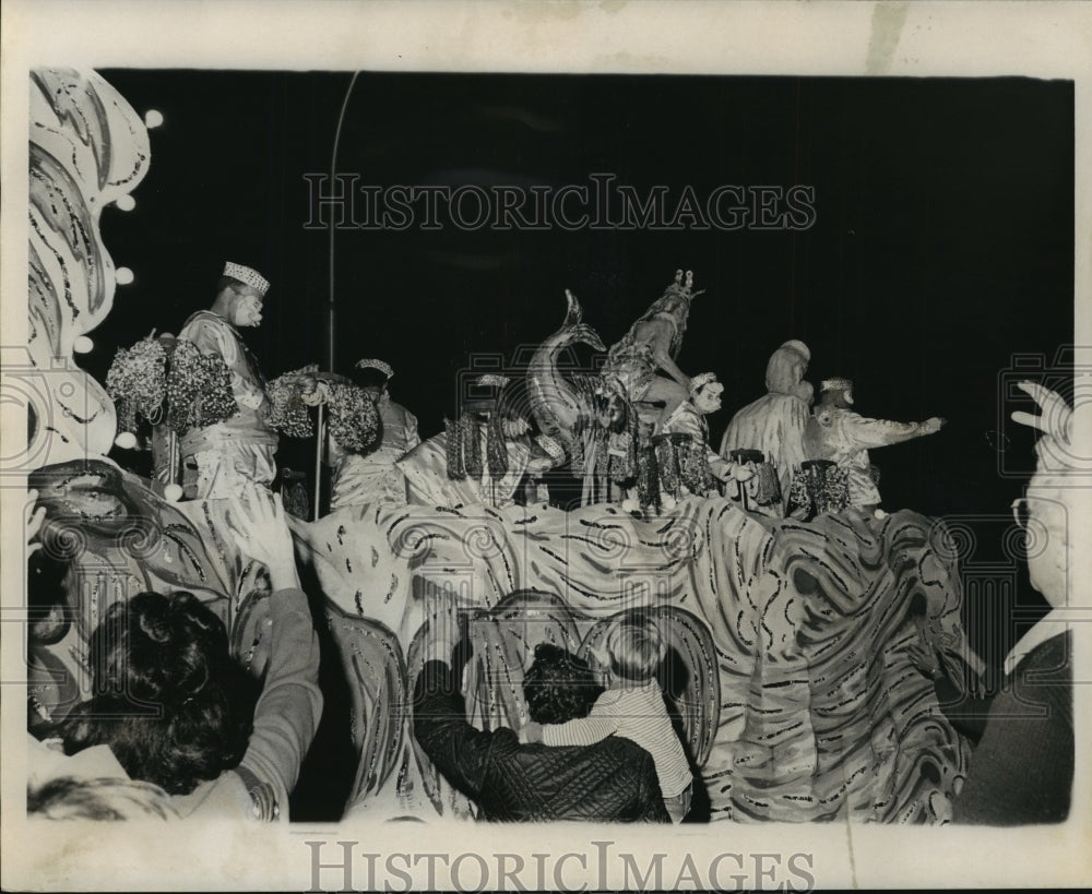 1971 Carnival Parade - Historic Images