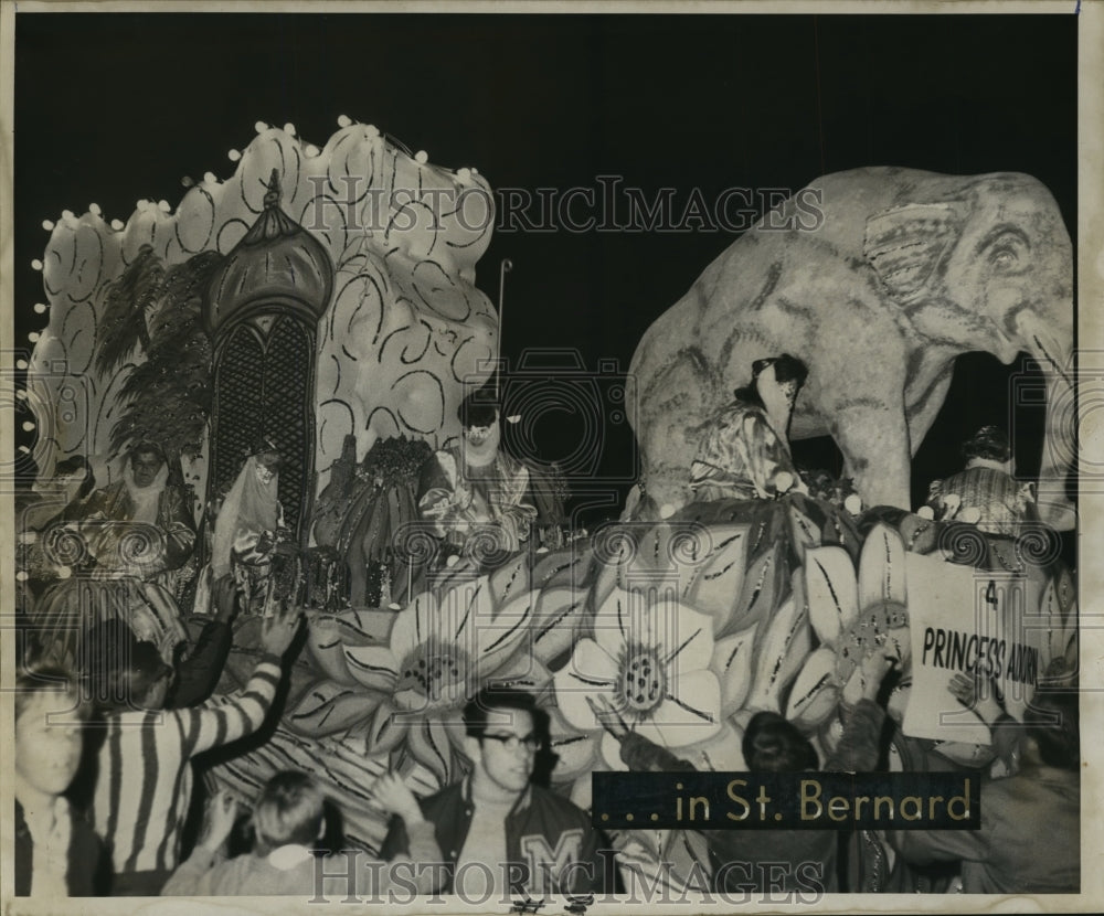 1970 Press Photo Carnival Parade-Krewe of Amor visits Land of Ali Baba float - Historic Images