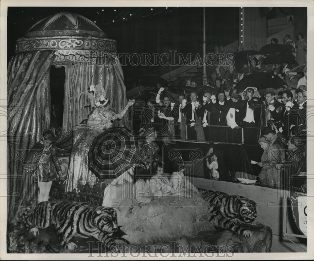 1954 Carnival Parade - Historic Images