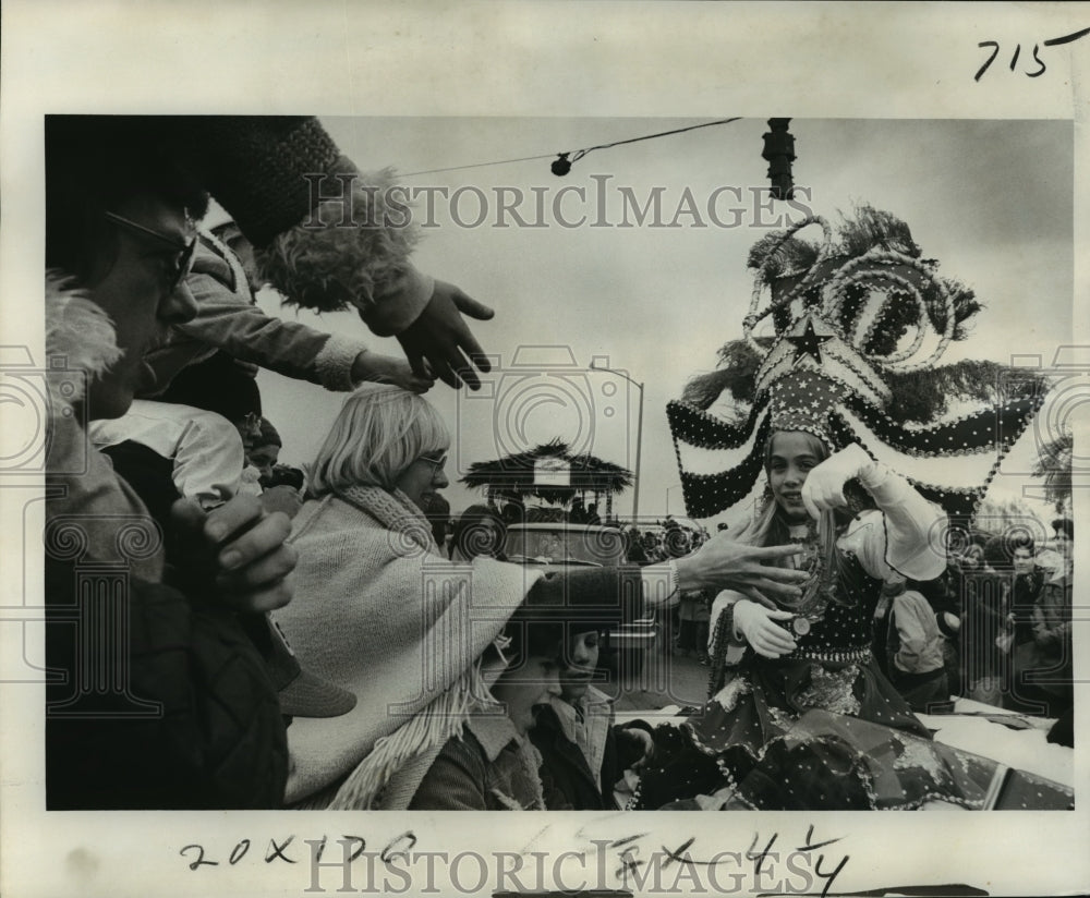 1978 Press Photo Maid Camille Perniciaro Throws favor in Krewe of Sprites Parade - Historic Images