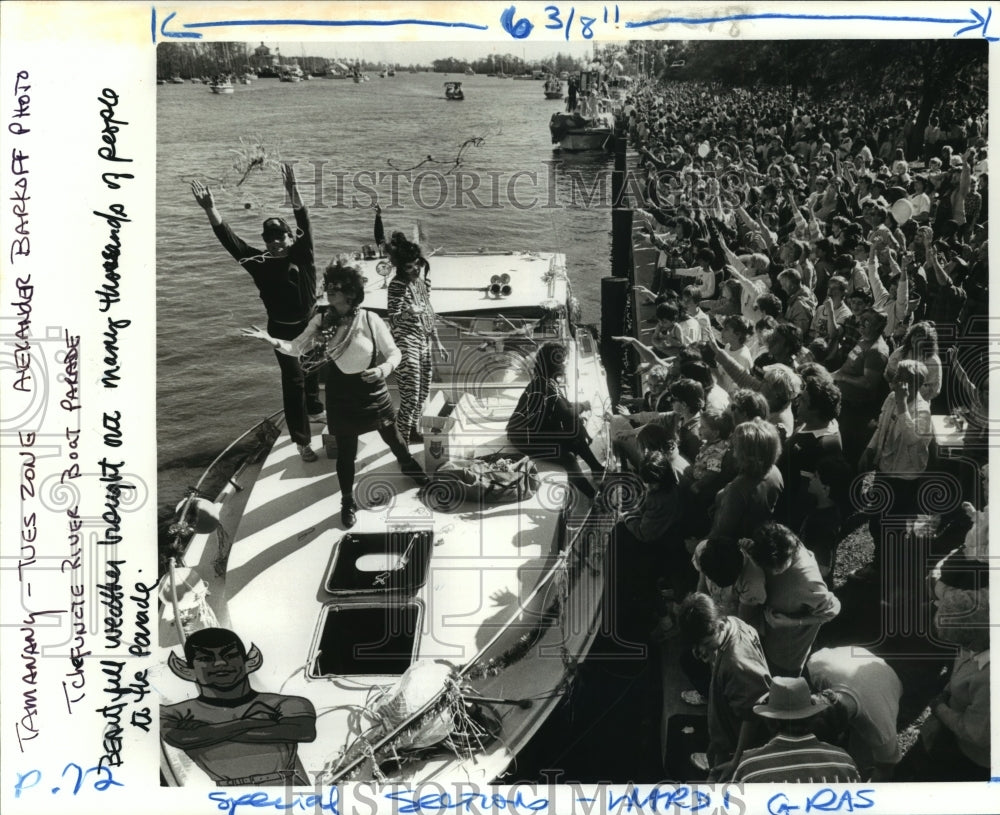 1987 Tchefuncte River Boat Parade Watched by Crowd at Mardi Gras - Historic Images