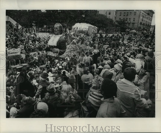 1978 Rembrandt Float Passes Crowd at Rex Parade at Mardi Gras - Historic Images