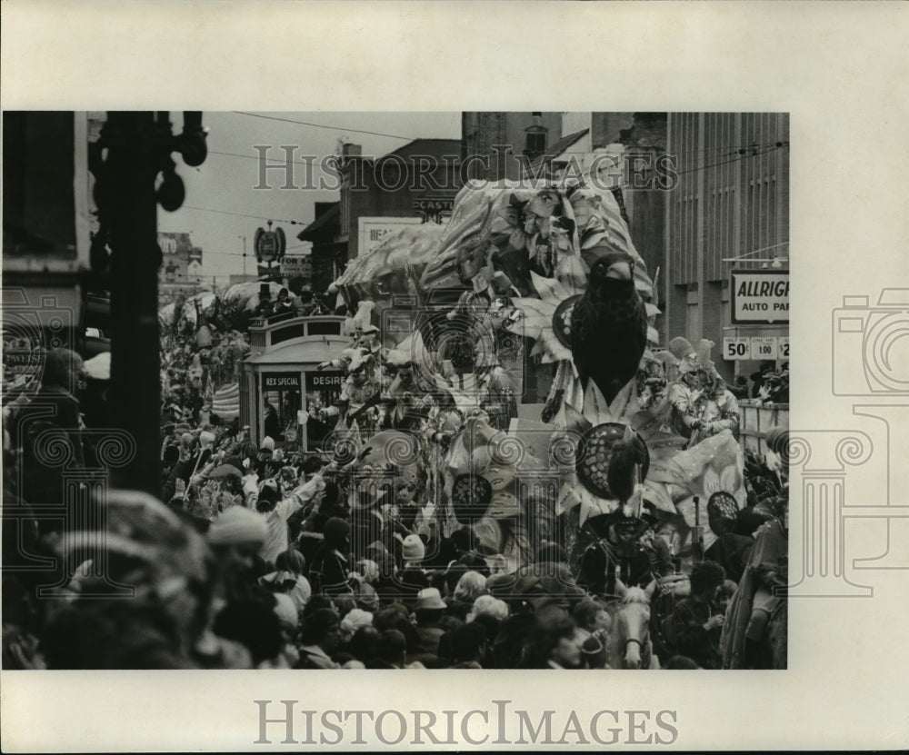 1978 Spectators Watch as Krewe of Rex Float Passes in Parade - Historic Images