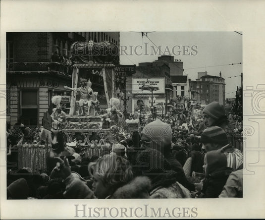 1978 Crowd Watches Rex in Float in Krewe of Rex Parade at Mardi Gras - Historic Images
