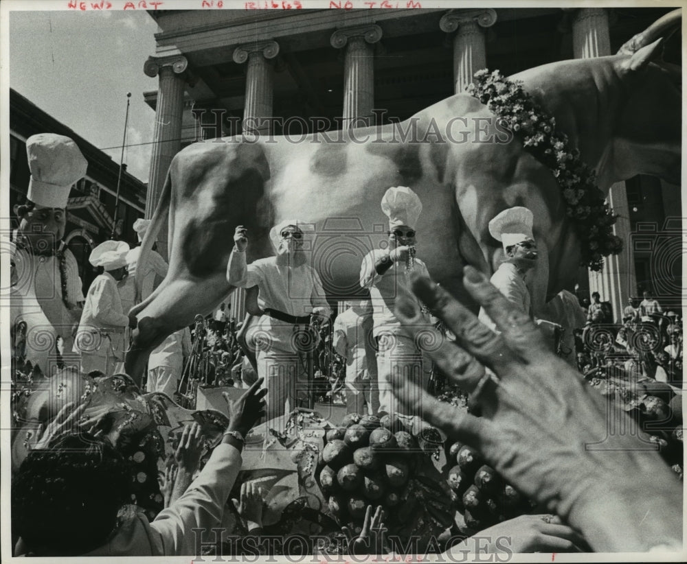 1977 Press Photo Carnival Parade- Maskers on Rex float toss throws to crowds. - Historic Images