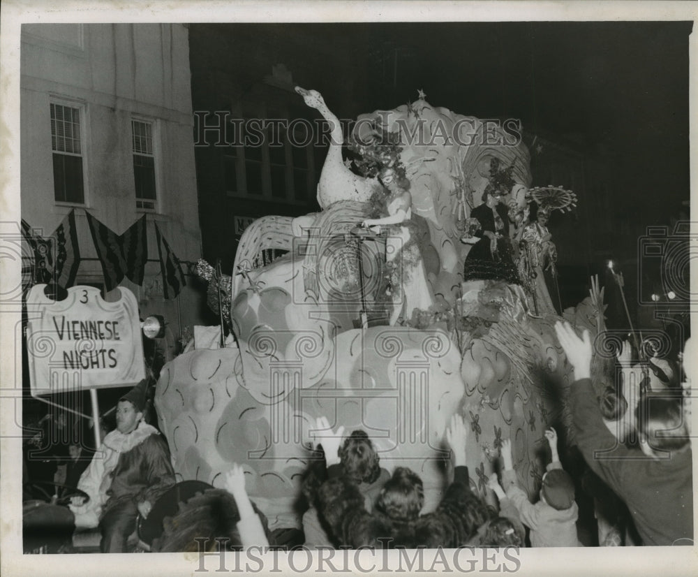 1986 Carnival Parade - Historic Images