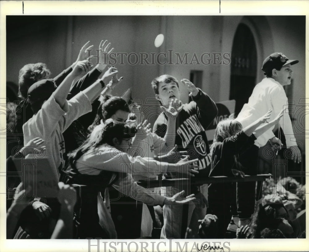 1990 Carnival Parade - Historic Images