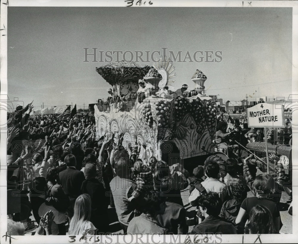 1974 Carnival Parade - Historic Images