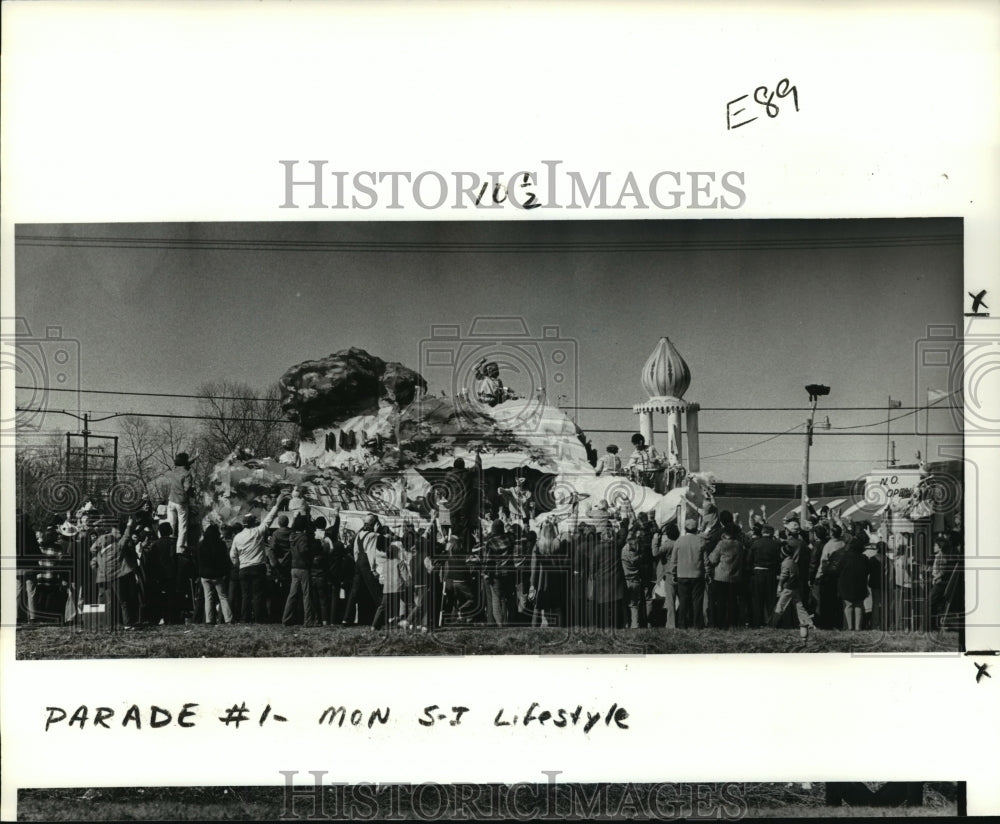 1979 Carnival Parade - Historic Images