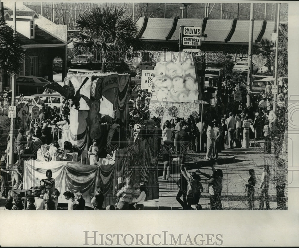 1977 Carnival Parade - Historic Images