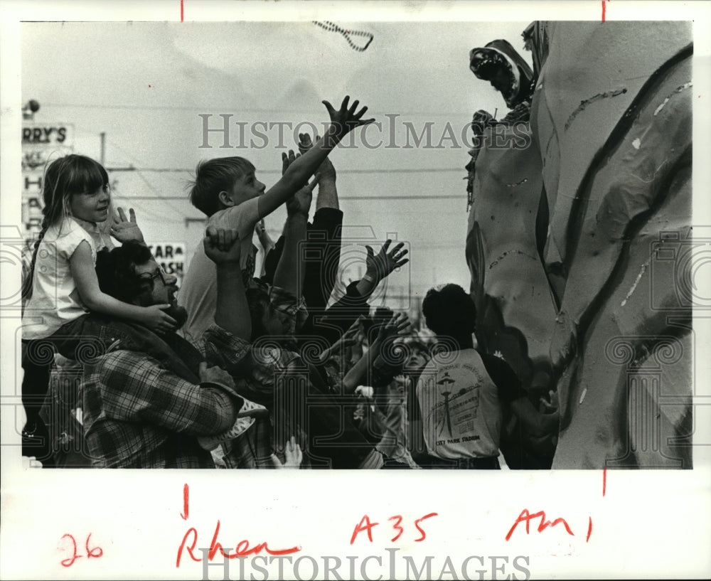 1986 Carnival Parade - Historic Images