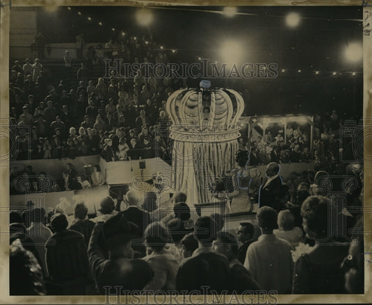 1967 King Sargon XXIII of Knights of Babylon Makes Mardi Gras Toast - Historic Images